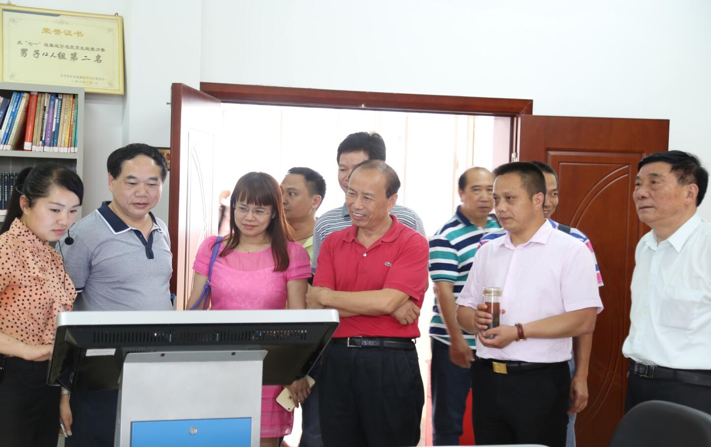 1584690908638866.jpg 2015年5月,海口市委统战部副部长、工商联党组书记李小平一行调研兼职副主席李建炜单位的党建工作.jpg